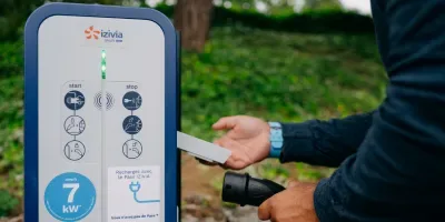 bornes electrique avec voiture à côté